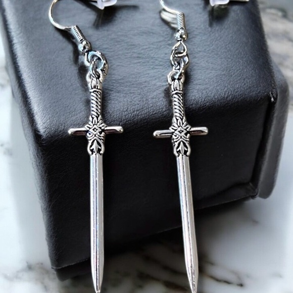 Dungeons and Dragons Silver toned Sword Earrings Rold Playing Goth Unisex - Picture 11 of 17